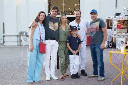Ángeles Pedreira (mamá de Félix), Mariano “Nito” Uranga, la diseñadora Anushka Elliot, Nicolás Pieres y Nachi Heguy con Félix Pieres.
