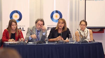 Ángeles Ramos, a la izquierda, junto a Gils Carbo, en un encuentro del Ministerio Público Fiscal