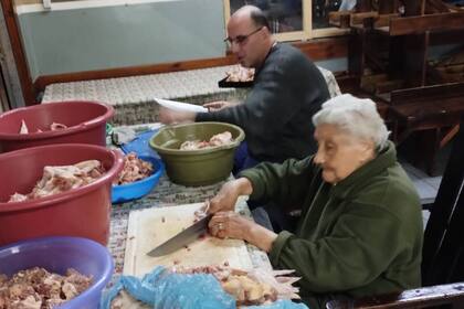 Angélica, con sus 87 años, sigue ayudando en el comedor y a veces ayuda a cortar verduras, a pesar de su artritis ella siempre quiere estar presente en la entrega de comida