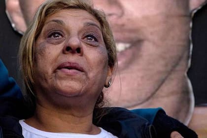 Angélica, frente a una foto de su hijo Kiki, asesinado a los 17 años; ese duelo fue el puntapié de su obra comunitaria