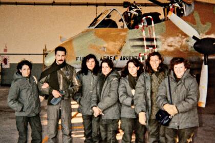 Angélica Sendes, Norma Navarro, María Marta Lemme, Cristina Ricchieri, Susana Mazza y Silvia Barrera, las instrumentadoras quirúrgicas que estuvieron en el Irízar (con ellas, el Teniente Raul Federici)