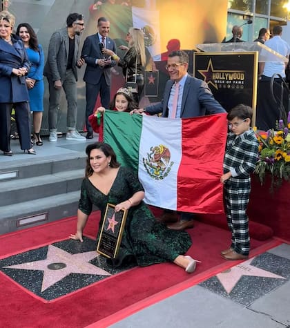 Angélica Vale en la develación de su estrella del Paseo de la Fama en Hollywood (LA Times/Armando García)