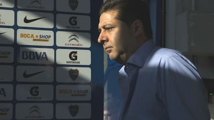 Angelici maniobra para romper el aislamiento