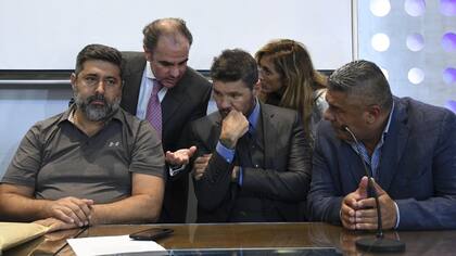 Angelici, Tinelli y Chiqui Tapia, escuchan a los integrantes del Comité de Regularización Javier Medín y Carolina Cristinziano