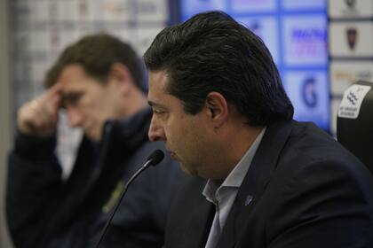 Angelici y Arruabarrena; el presidente y el DT salieron a defender a Boca por los incidentes ante River