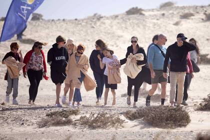 Angelina Jolie, sus hijos y parte del elenco decidieron realizar un picnic en una de las playas de Las Canarias donde ruedan Los Eternos