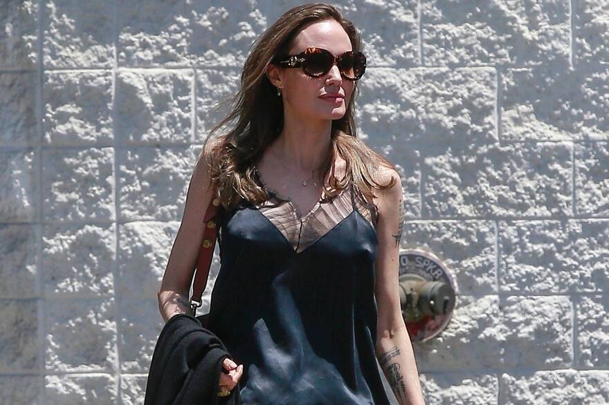 El ejercicio facial que promete disminuir la papada y tener la mandíbula de  Angelina Jolie - LA NACION