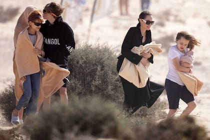 Angelina Jolie junto a Vivienne y Shilow, de buzo negro, junto a Lia