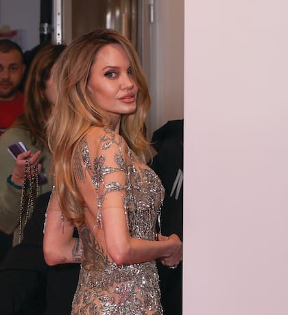 Angelina, con
un diseño bordado
semitransparente
de Givenchy, en la
presentación en París
de su última película,
"Couture"