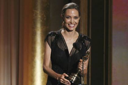 Angelina Jolie ganó un premio Oscar por su tarea humanitaria