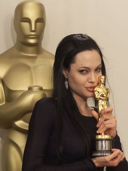 Angelina Jolie con su Oscar a la mejor actriz de reparto por su interpretación de Lisa Rowe