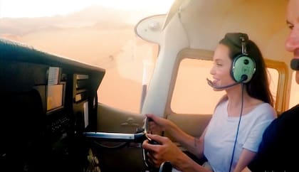 Angelina Jolie consiguió una licencia de piloto y ahora maneja su propio avión