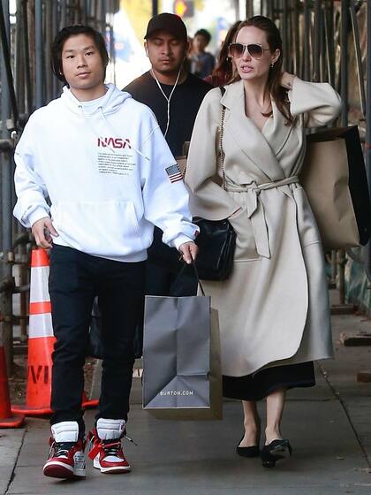 Angelina Jolie, de compras navideñas con su hijo Pax