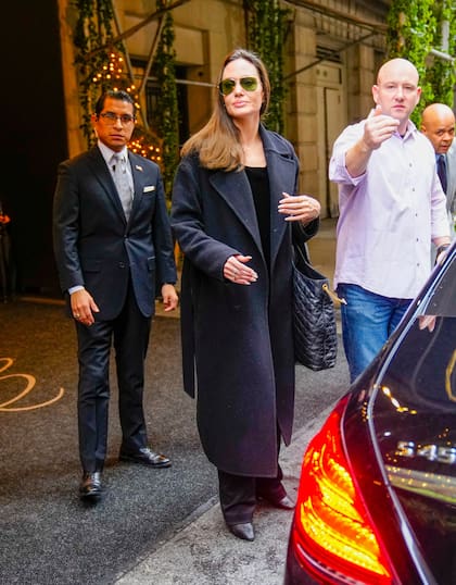 Angelina Jolie, elegantísima a la salida del hotel donde se hospedó con su hija Zahara