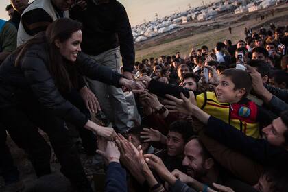 Angelina Jolie, con chicos refugiados