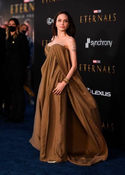 Angelina Jolie, en su llegada a la premiere de la película Eternals, celebrada este lunes en el Dolby Theatre de Los Ángeles