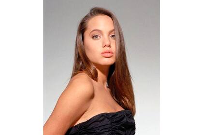 Angelina Jolie fotografiada en 1991 para una campaña publicitaria