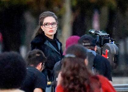 Angelina Jolie irreconocible en la piel de la estrella de ópera Maria Callas. La biopic surge en el marco de su centenario, que será celebrado el próximo 2 de diciembre 