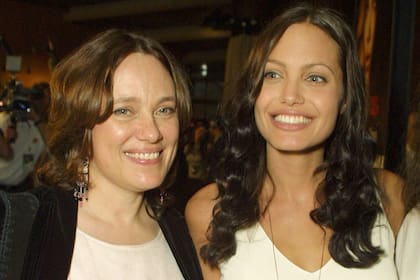 Angelina Jolie junto a Marcheline Bertrand, su madre, quien murió como consecuencia de un cáncer de mama y ovario