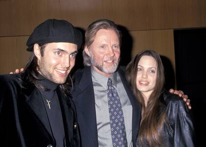 Angelina Jolie junto a su hermano Jamie Haven y su padre, Jon Voight, compartiendo alfombra roja en California   
