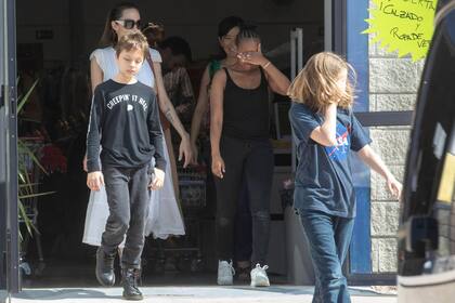 Angelina Jolie junto a sus hijos de paseo por Fuerteventura