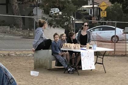 Angelina Jolie junto a sus hijos Shiloh, Knox y Vivienne en una plaza de Los Angeles vendiendo golosinas para perros