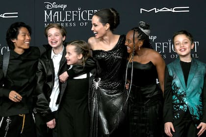 Jolie junto a cinco de sus hijos: Pax, Shiloh, Zahara, Vivienne y Knox