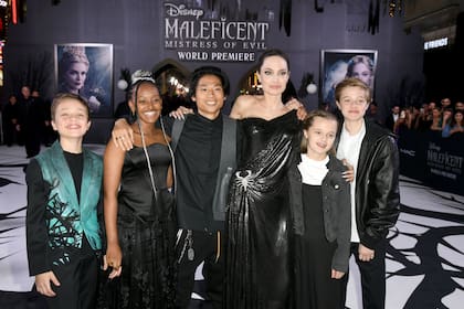 Angelina Jolie, rodeada por sus hijos