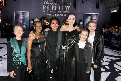 Angelina Jolie, rodeada por sus hijos