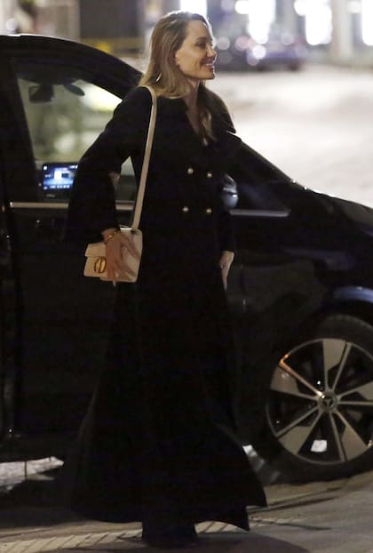 Angelina Jolie saliendo de un restaurante en Milán, Italia