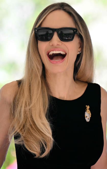 Angelina Jolie se mostró feliz en el Festival de Venecia; la actriz fue una de las protagonistas de la jornada gracias al estreno de Maria, el film de Pablo Larraín que tuvo su gran estreno en la Mostra en donde ella interpreta a la célebre cantante de ópera Maria Callas