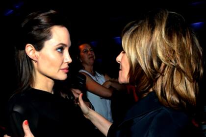 Angelina Jolie se reencuentra con Amy Pascal, jefa de Sony, luego de los insultantes mails filtrados. El lenguaje corporal lo dice todo