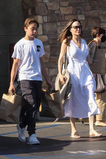 Angelina Jolie se ve radiante con un vestido blanco mientras pasea con su hijo Knox, de 14 años.