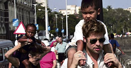 Angelina Jolie y Brad Pitt, en la India, con sus hijos Zahara y Maddox
