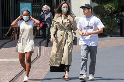 Angelina Jolie y dos de sus hijos, Zahara y Pax, de compras en Los Ángeles