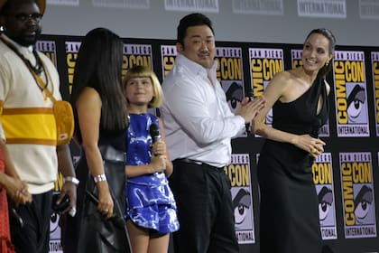 Angelina Jolie y el cast de The Eternals