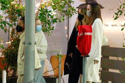 Los fotógrafos se sorprendieron con la amistad de Jolie y Pompeo