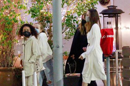 Jolie y Pompeo con sus hijas, Vivienne y Stella, en Beverly Hills