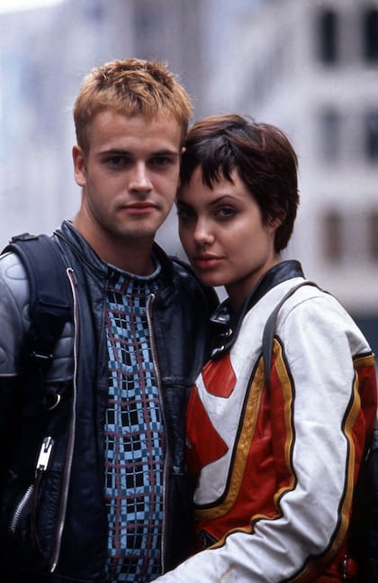 Angelina Jolie y Jonny Lee Miller en Hackers, en 1995