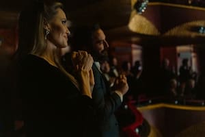 Angelina Jolie y Pablo Lorraín en el Met, durante una función de Tosca, en noviembre último; Jolie interpreta a Maria Callas en la nueva película del director chileno de Jackie y Spencer