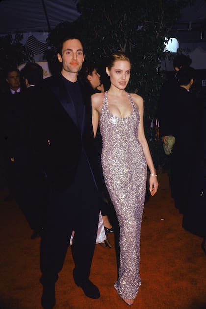 Angelina Jolie y su hermano, el actor James Haven, en la 56a gala de los Globos de Oro