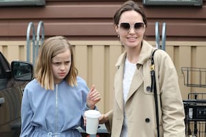 Angelina Jolie y su hija Vivienne, en marzo pasado, haciendo compras
