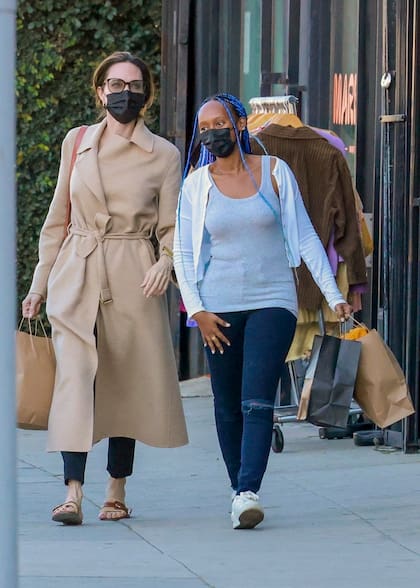 Angelina Jolie y su hija Zahara Marley Jolie-Pitt pasean y hacen compras por Los Ángeles
