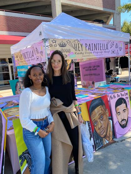 Angelina Jolie y su hija Zahara visitaron una muestra de arte en la universidad, en donde va la hija de la actriz