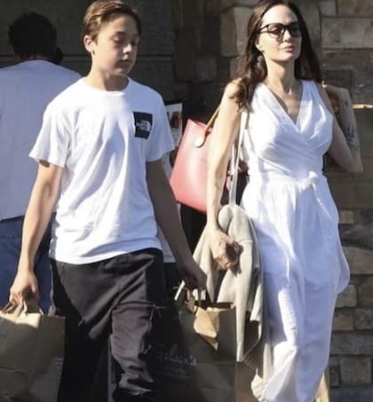 Angelina Jolie y su hijo Knox de compras en California