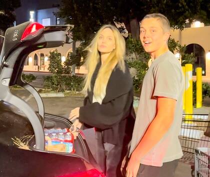 Angelina Jolie y su hijo Knox Leon fueron vistos cargando a altas horas de la noche botellas de agua, alimentos y productos básicos de limpieza para ayudar a los afectados por los incendios forestales en California