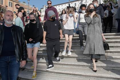 Angelina Jolie y sus hijos Shiloh, Vivienne, Maddox, Zahara, Knox y Pax, disfrutando de un paseo por las calles de Roma, en Italia