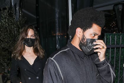 Angelina Jolie y The Weeknd se van juntos después de cenar en el restaurante Giorgio Baldi en Santa Mónica