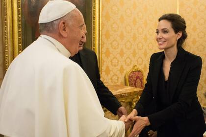 Angelina saluda al Papa