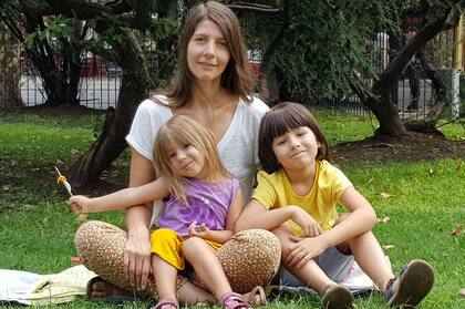 Angélique Delasalle, junto a sus hijos